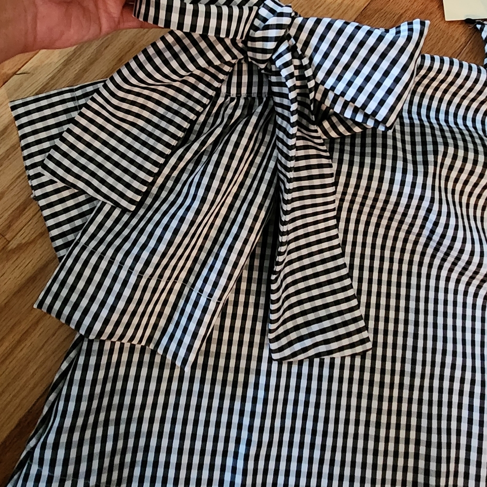 Cute Top With Bows!
